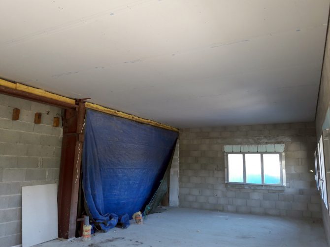 Plafond en plaques de plâtre BA13 sur ossature primaire afin d'abaisser la hauteur de la pièce. L'isolation complémentaire en laine de verre spécialement conçu pour l'isolation des combles apporte un réel confort.