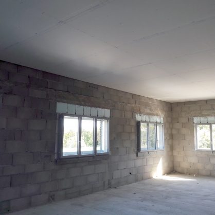 Plafond en plaques de plâtre BA13 sur ossature primaire afin d'abaisser la hauteur de la pièce. L'isolation complémentaire en laine de verre spécialement conçu pour l'isolation des combles apporte un réel confort.