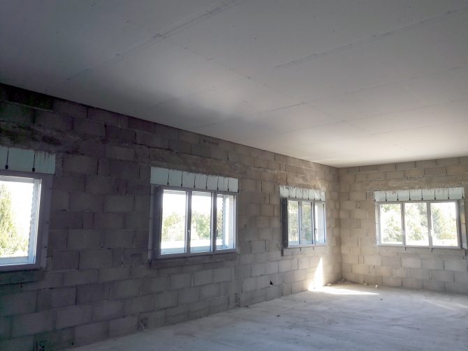 Plafond en plaques de plâtre BA13 sur ossature primaire afin d'abaisser la hauteur de la pièce. L'isolation complémentaire en laine de verre spécialement conçu pour l'isolation des combles apporte un réel confort.