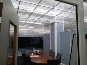 Les dalles de plafond translucide 600x600mm permettent de diminuer la consommation d'énergie tout en gardant la lumière naturelle venant des puits de lumière situés au dessus