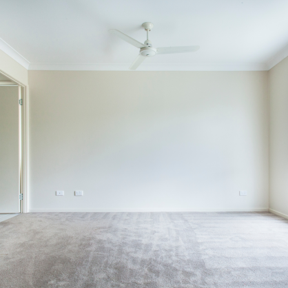 Pose de moquette professionnelle en dalles – ABA Finitions